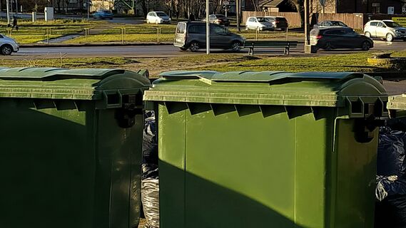 Крышки не защищают мусорные контейнеры от неприятного запаха