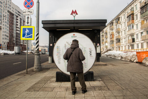Петербуржец у станции метро