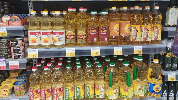 Растительное масло на полках супермаркета