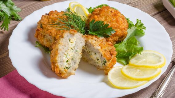 Вкусные и сочные котлеты с начинкой