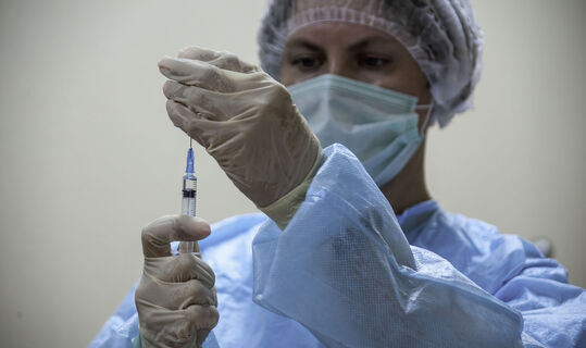 Низкие темпы вакцинации от COVID-19 в Петербурге не смогут сдержать заболеваемость среди детей