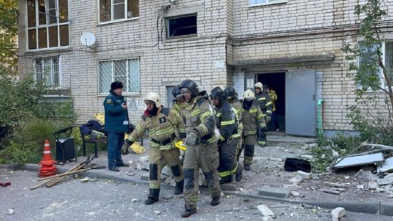 Сотрудники службы спасения газа, взрыв в доме, повреждение стены, выбитые окна