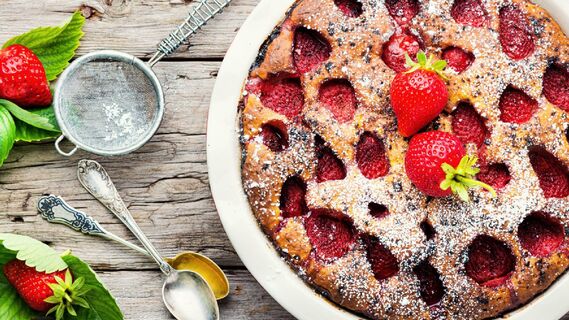 Приготовьте вкуснейшую шарлотку с клубникой