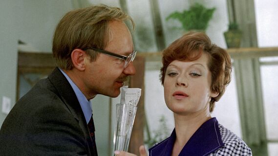Кадр из кинофильма «Служебный роман» (1977)