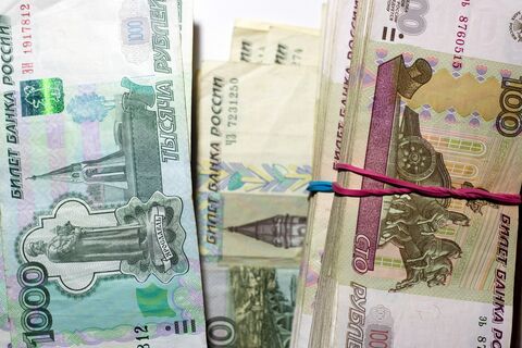«Если рубль продолжит падать»: эксперт пояснил, нужно ли готовиться к росту цен
