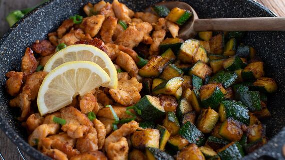 Как приготовить ужин с кабачками и курицей