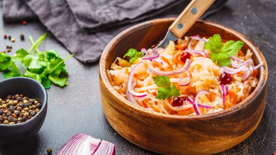 Легкий рецепт салата с квашеной капустой