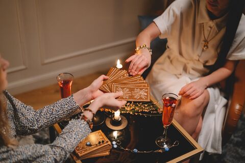 Как не нарваться на мошенника, если захотелось узнать будущее: отвечает таролог