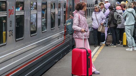 Пассажиры на перроне перед посадкой в вагон