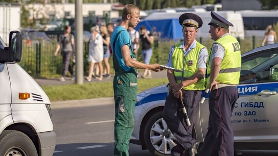 Сотрудники ГИБДД на дорогах