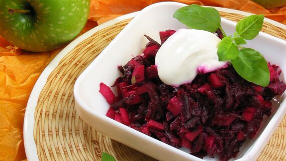 Свекольный салат с курицей