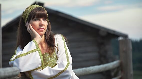Русская девушка в национальном платье