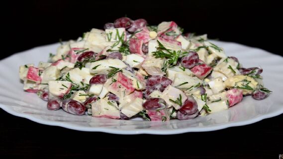 Пикантный салат с красной фасолью и свежими огурцами