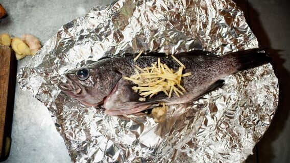 Какой же стороной фольги оборачивать пищу в духовке