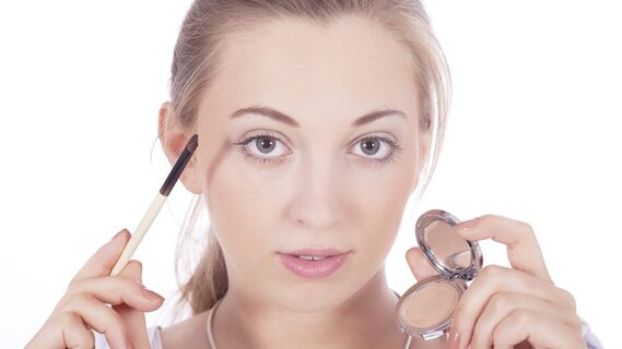 На правильной основе smoky eyes или стрелки продержатся несколько часов