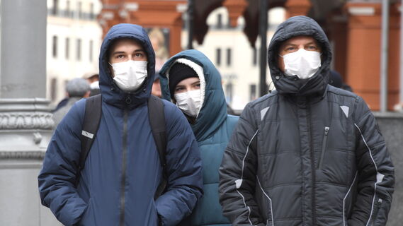 Люди в медицинских масках