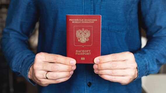 Загранпаспорт нужно ждать месяцами