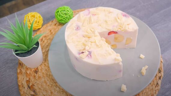 Вкусный торт из клубники и бананов будет готов за 10 минут