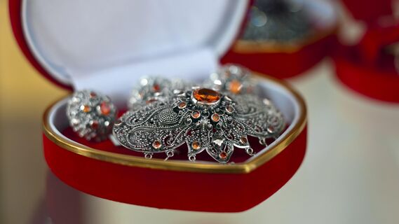 Украшения в форме сердца, декорированные камнями 