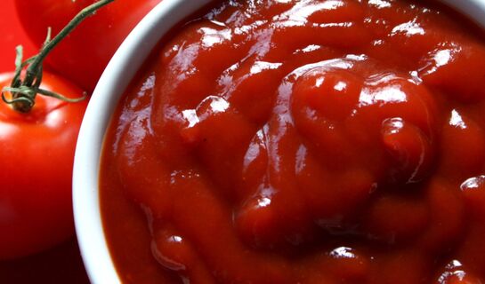 Опытные хозяйки скупают кетчуп пачками: незаменимое «чистящее»