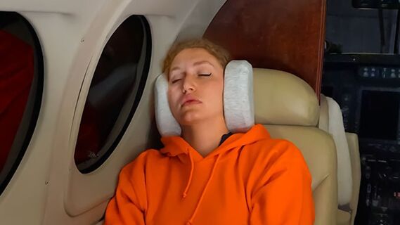 Где не стоит спать в самолете