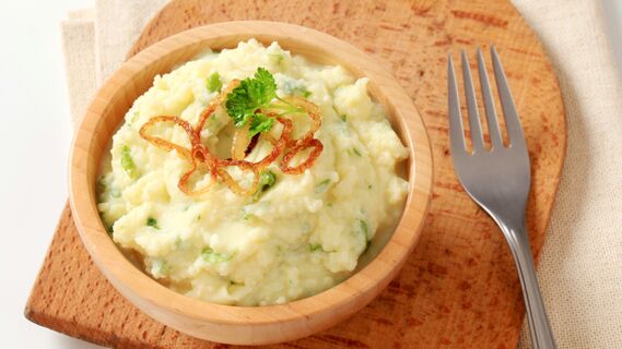 Гузеева поделилась простым и вкусным рецептом картофельного пюре с луком
