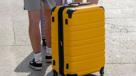 Зачем обматывать чемодан пленкой перед сдачей в багаж