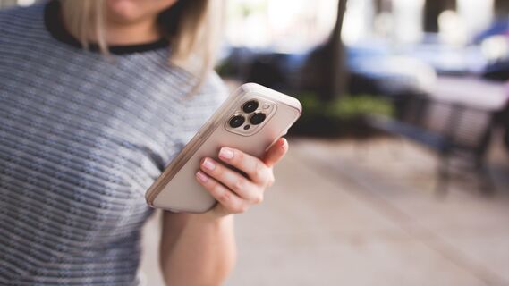 Вот чем обернется привычка везде ходить с телефоном: последствия ужасают