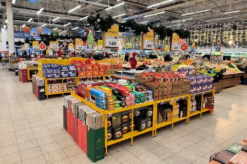 Полки конфет в магазине