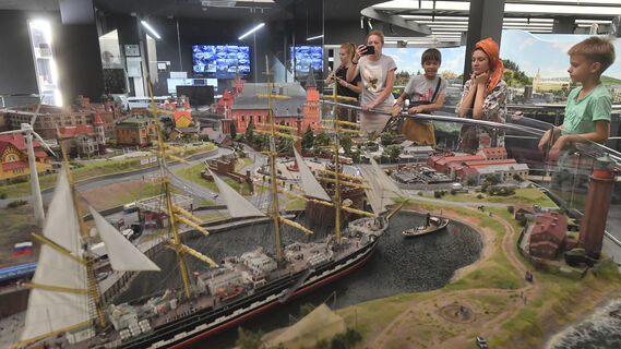 В Петербурге можно увидеть всю Россию за 2 часа: даже Путина на медведе