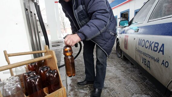 Не только жжение в желудке и тошнота: что будет, если случайно выпить бензин