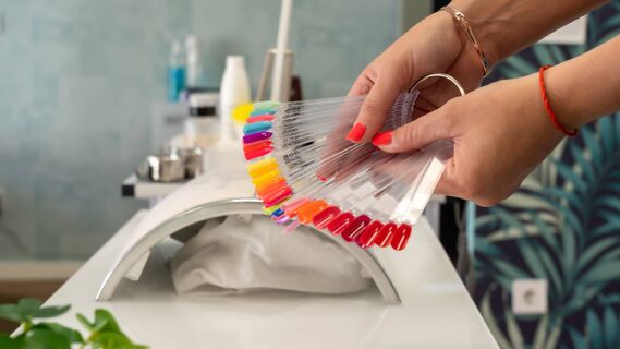 Не красьте ногти на руках и ногах разным цветом: летом стильные дамы делают только так