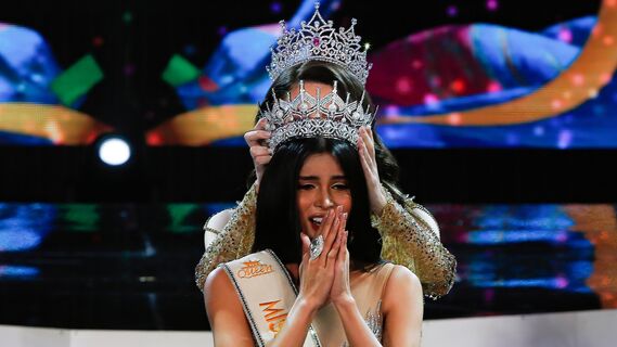 Стащила корону и набросилась: самые громкие драки на конкурсах красоты