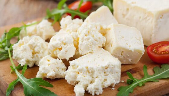 Вечером смешиваем кефир с солью – утром получаем нежный сыр: вкуснее и дешевле феты 