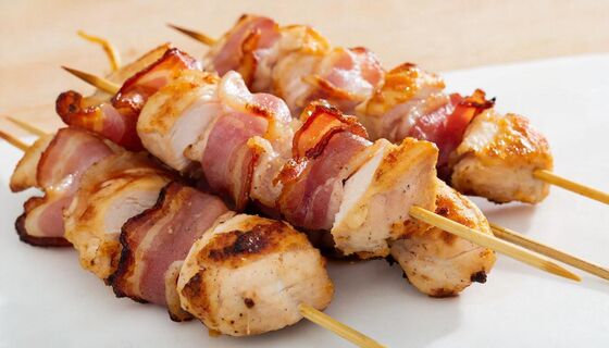 Курица больше не будет сухой: кручу рулетики с беконом — и они тают во рту