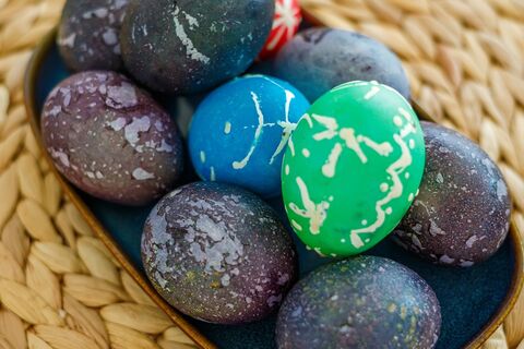 Эти яйца — просто космос: взяла зубную щетку — превратила скорлупу в звездное небо