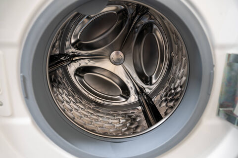 Зажмите 2 кнопки на стиральной машине – и грязь с плесенью выйдут черными хлопьями: секретный режим чистки   