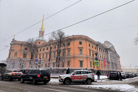 Корону трогать нельзя: в Михайловском замке пенсионерки устроили фотосъёмку с тактильной копией