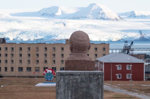 Призрак СССР: как живут люди в советском поселке Норвегии, который законсервировали 28 лет назад – как он выглядит сегодня 