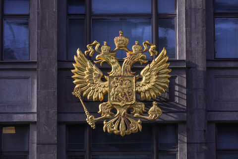 Подпись под крестами: Путин закрепил их изображение на государственном гербе