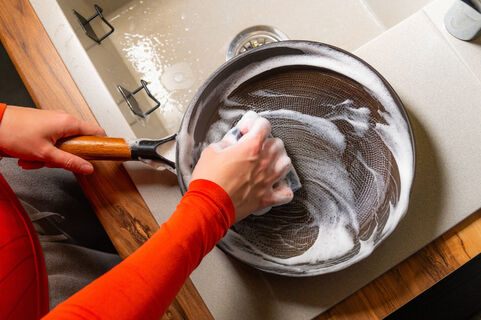 Как чистить эмалированные кастрюли и чугунные сковородки: 6 способов для разных материалов