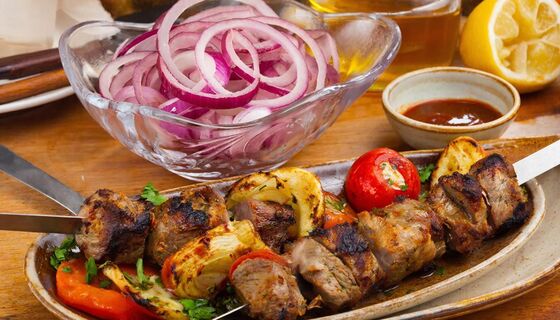 Забудьте про уксус: благодаря этому маринаду лук сметают быстрее шашлыка