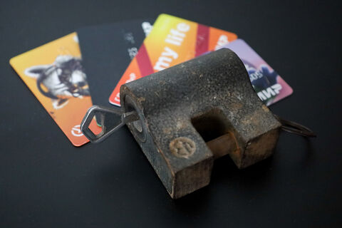 Получил деньги — заблокировали карту: россияне жалуются на блокировки после поступлений на свои карты