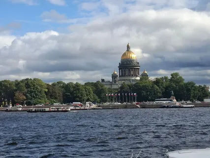 Мелкий дождь — лишь для разгона: сегодня в Петербург снова вернётся в лето