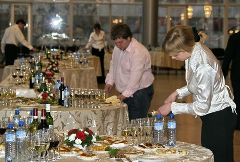 Когда праздник в тягость: треть россиян ходят на корпоратив без желания