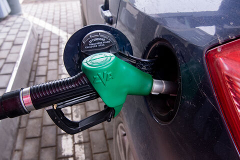В Петербурге — дороже: почему бензиновый счетчик в Северной столице крутится быстрее, чем в Москве 