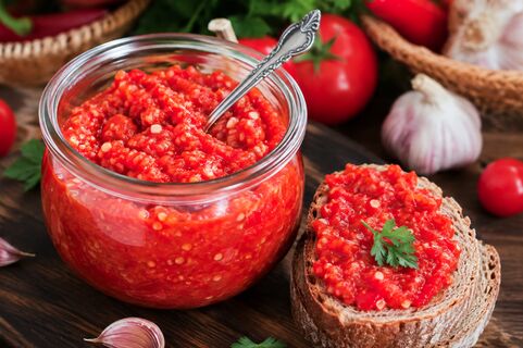 Аджику из томатов не варю, а квашу: вкус становится идеальным - за раз можно съесть целую банку