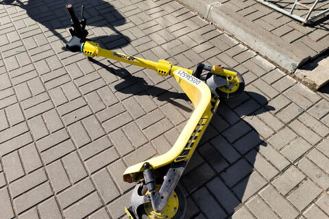 Доставщики и подростки: Поляков за запрет электросамокатов на тротуарах