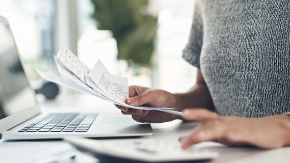 Мошенники добрались до квитанций ЖКХ: пенсионерам стоит знать о главных уловках
