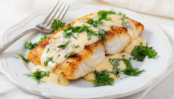 Готовлю минтай теперь только так: кидаю на сковородку и заливаю сметаной — домашние требуют добавки